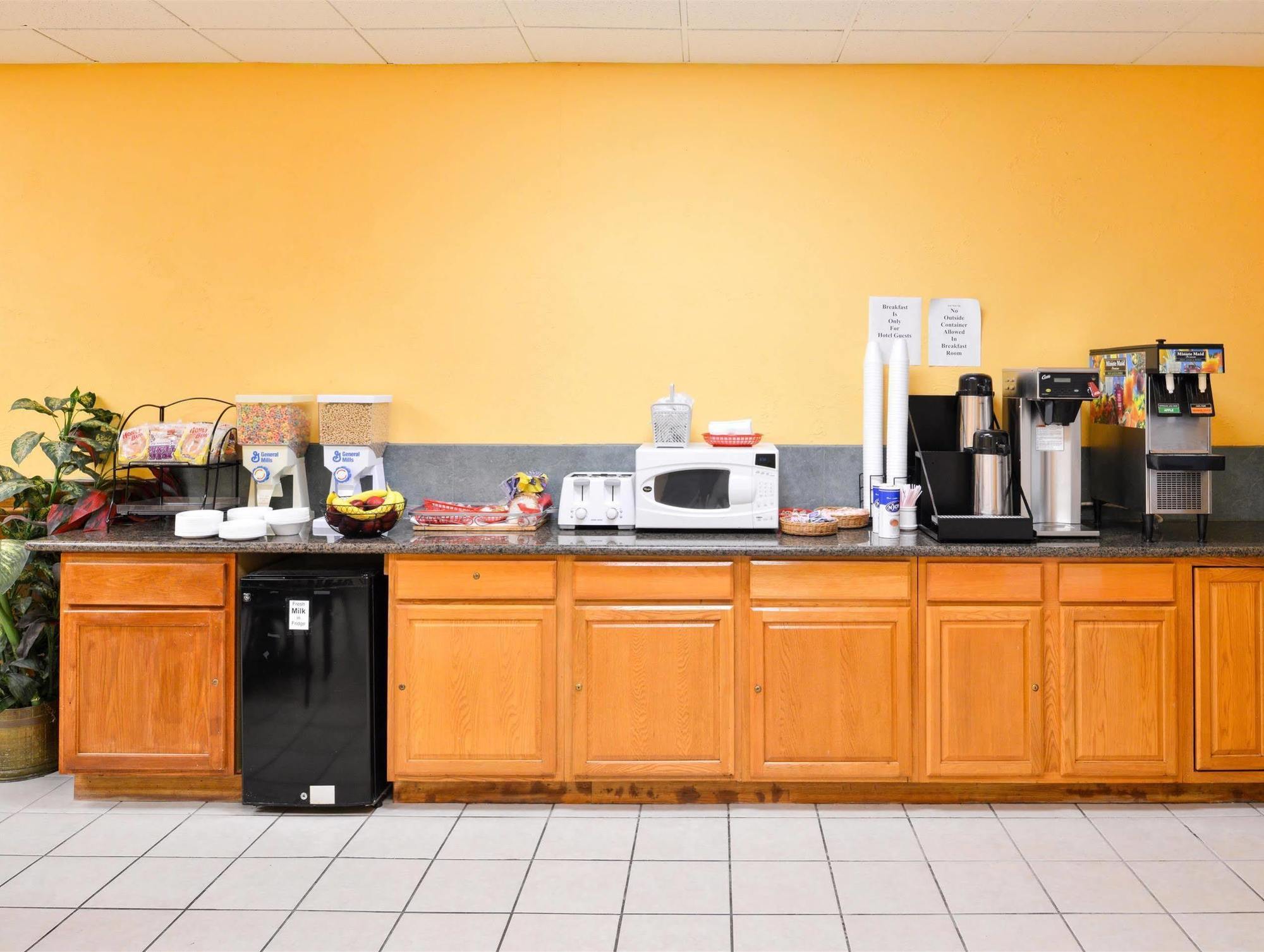 Americas Best Value Inn Clute Exterior foto